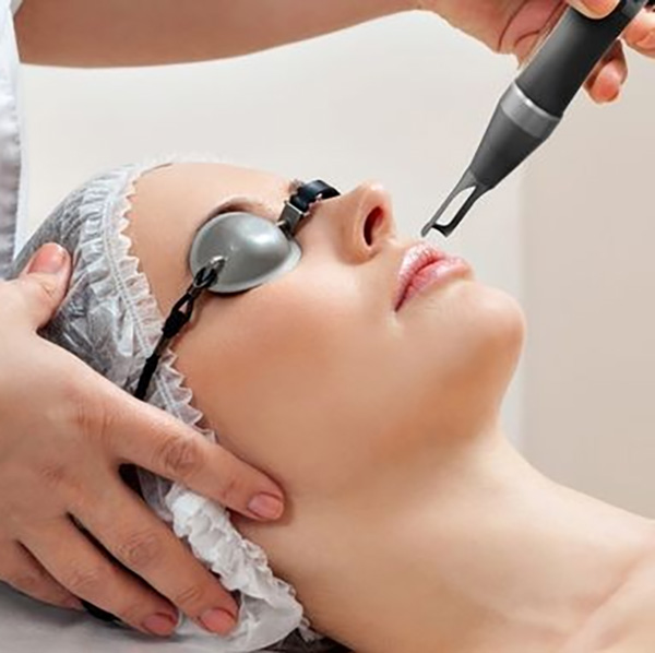 Das Gesicht lasern mit der Pico-Lasertechnik führt zu einer deutlichen Gesichtverjüngung, indem die Haut gestrafft wird