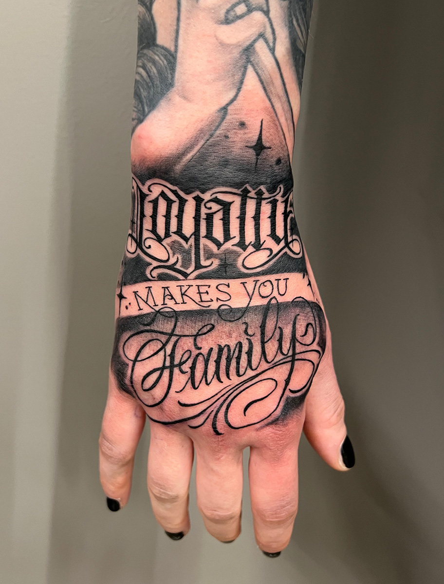 Loyalty Makes you Family Tattoo auf einer Hand