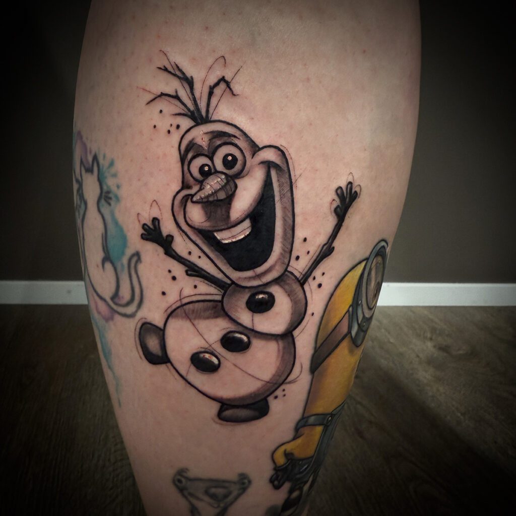 Comic-Tattoos auf dem Unterschenkel eines Mannes