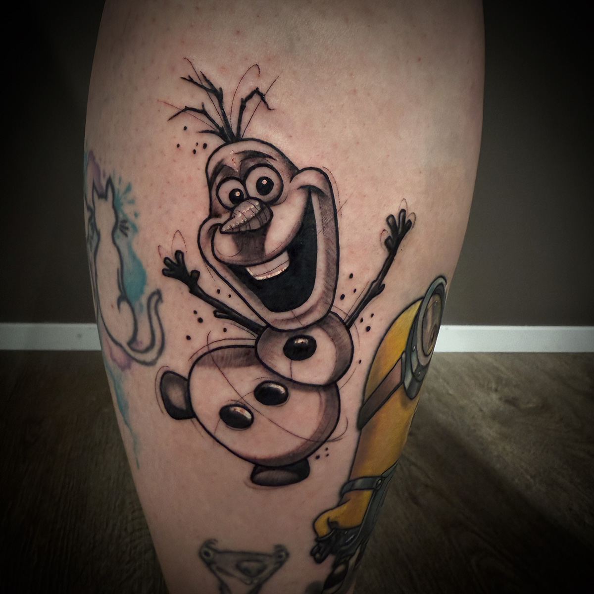 Comic-Tattoos auf dem Unterschenkel eines Mannes