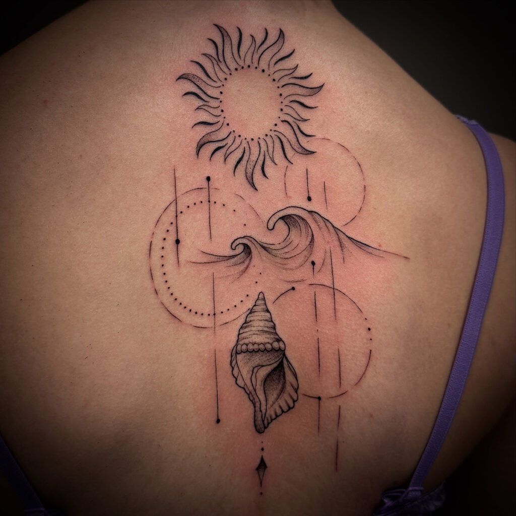 Ein Fineline-Tattoo auf dem Rücken einer Frau