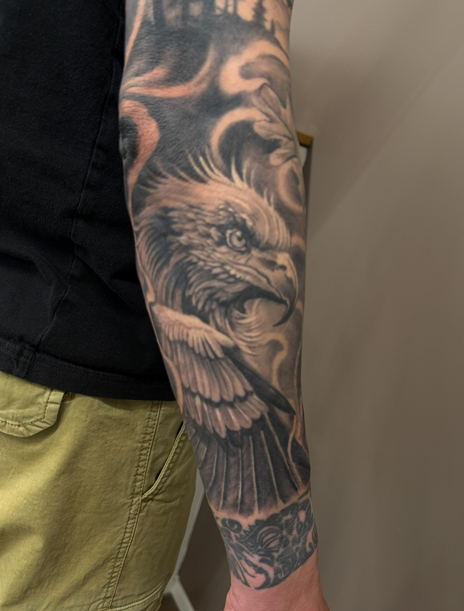 Ein Adler-Tattoo auf dem Unterarm