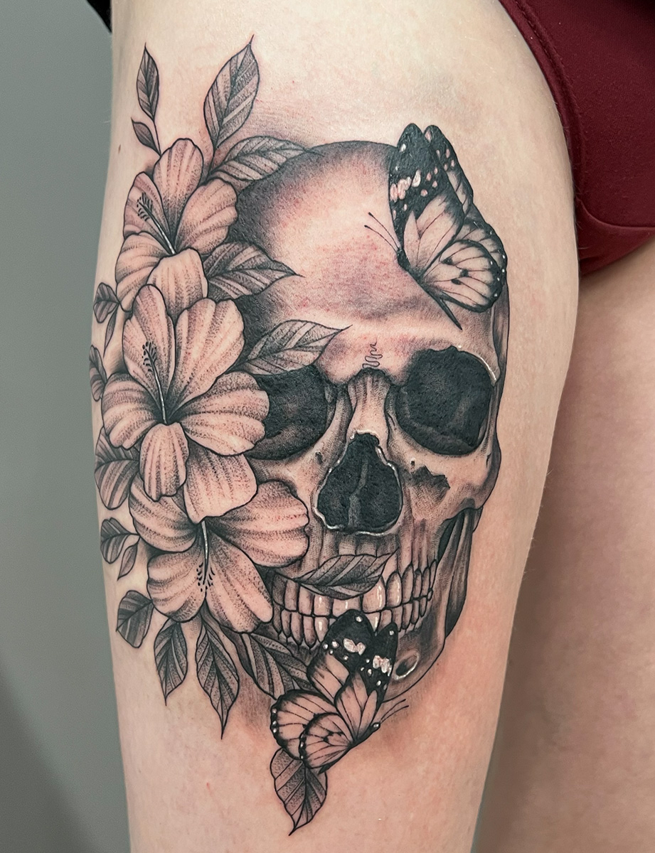 Ein Calavera-Tattoo auf dem Oberschenkel