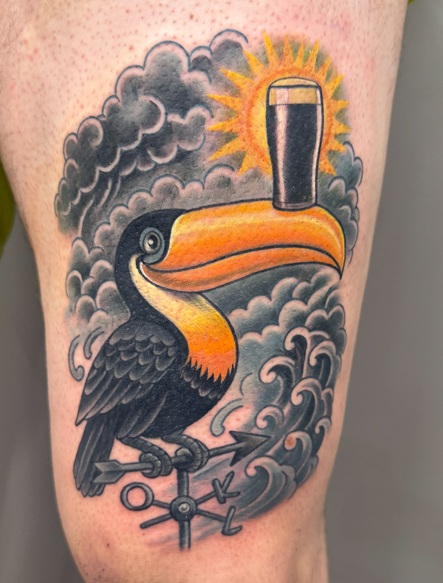 Ein Guiness-Tucan, tätowiert auf einen Oberschenkel