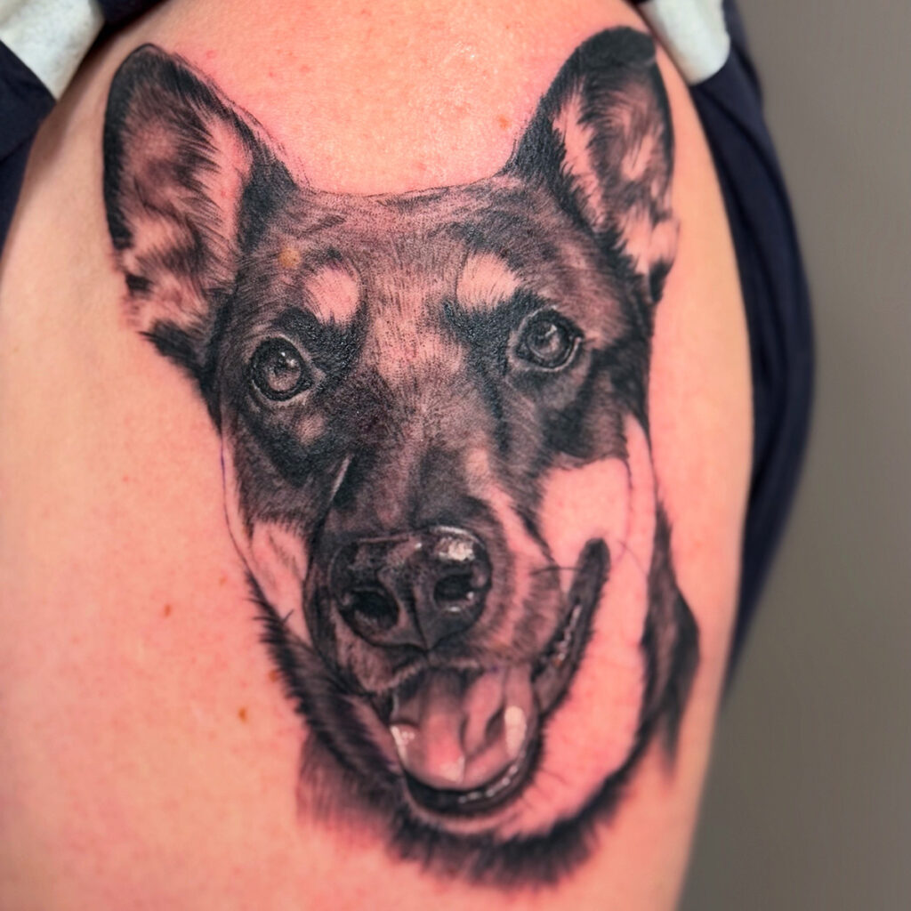 Tattoo eines geliebten Hundes auf der Schulter