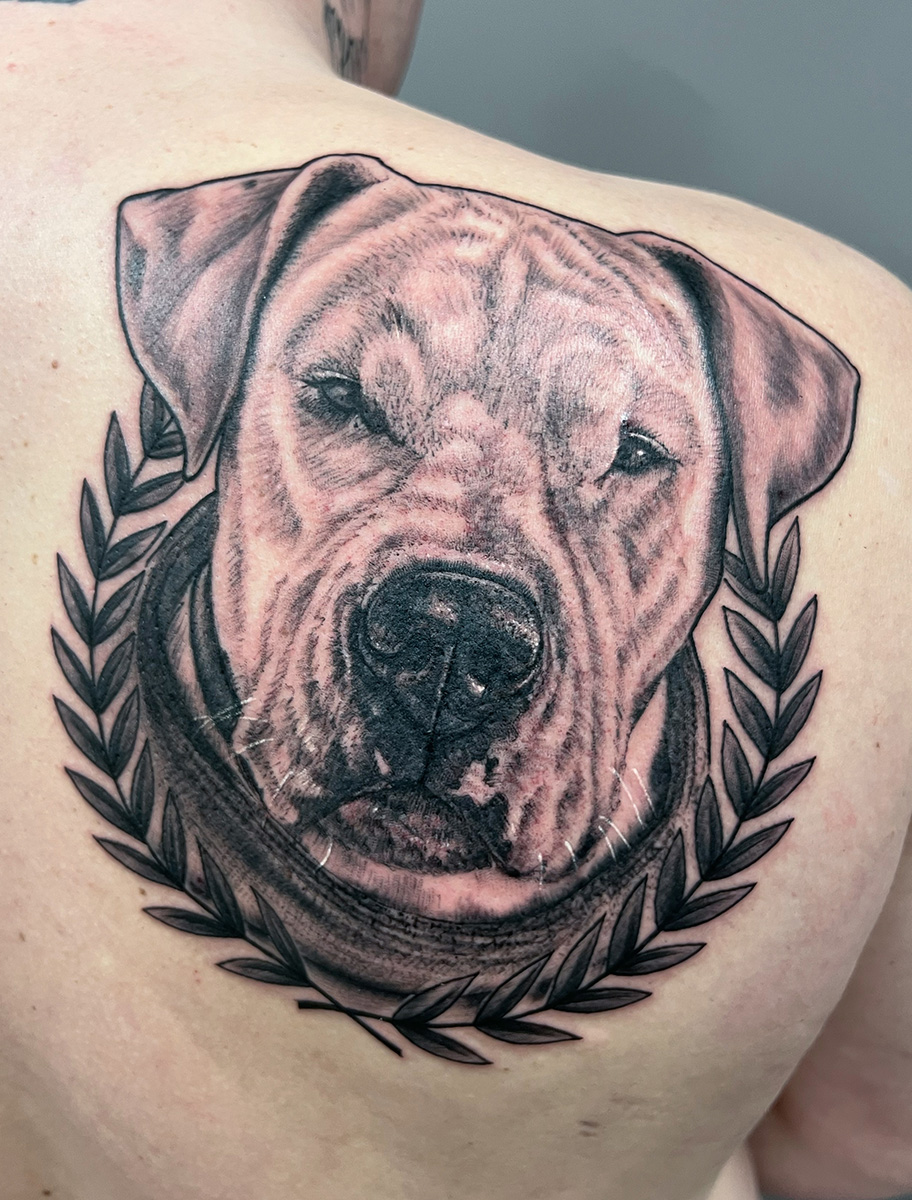 Hundetattoo auf dem Schulterblatt