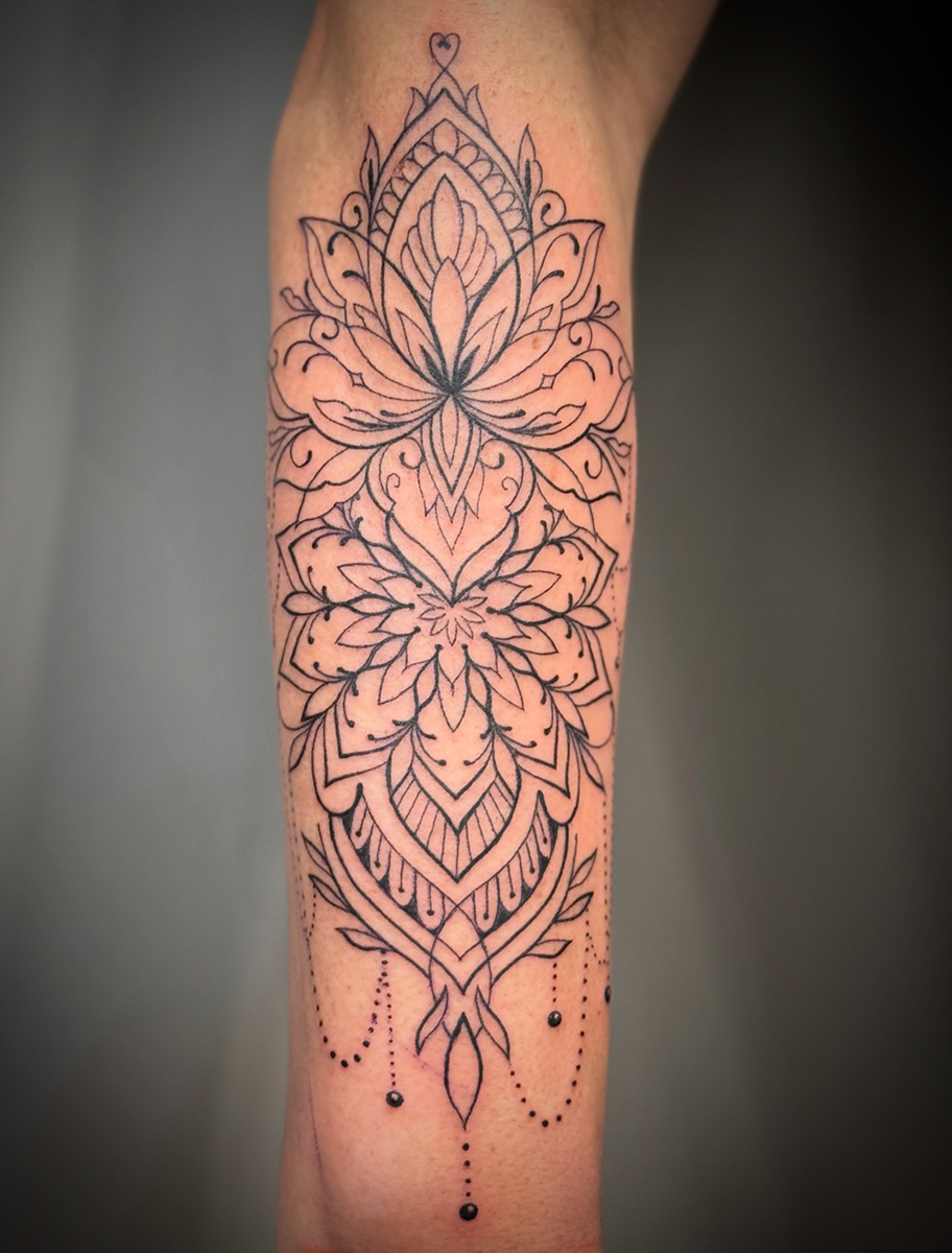 Mandala-Tattoo auf Unterarm
