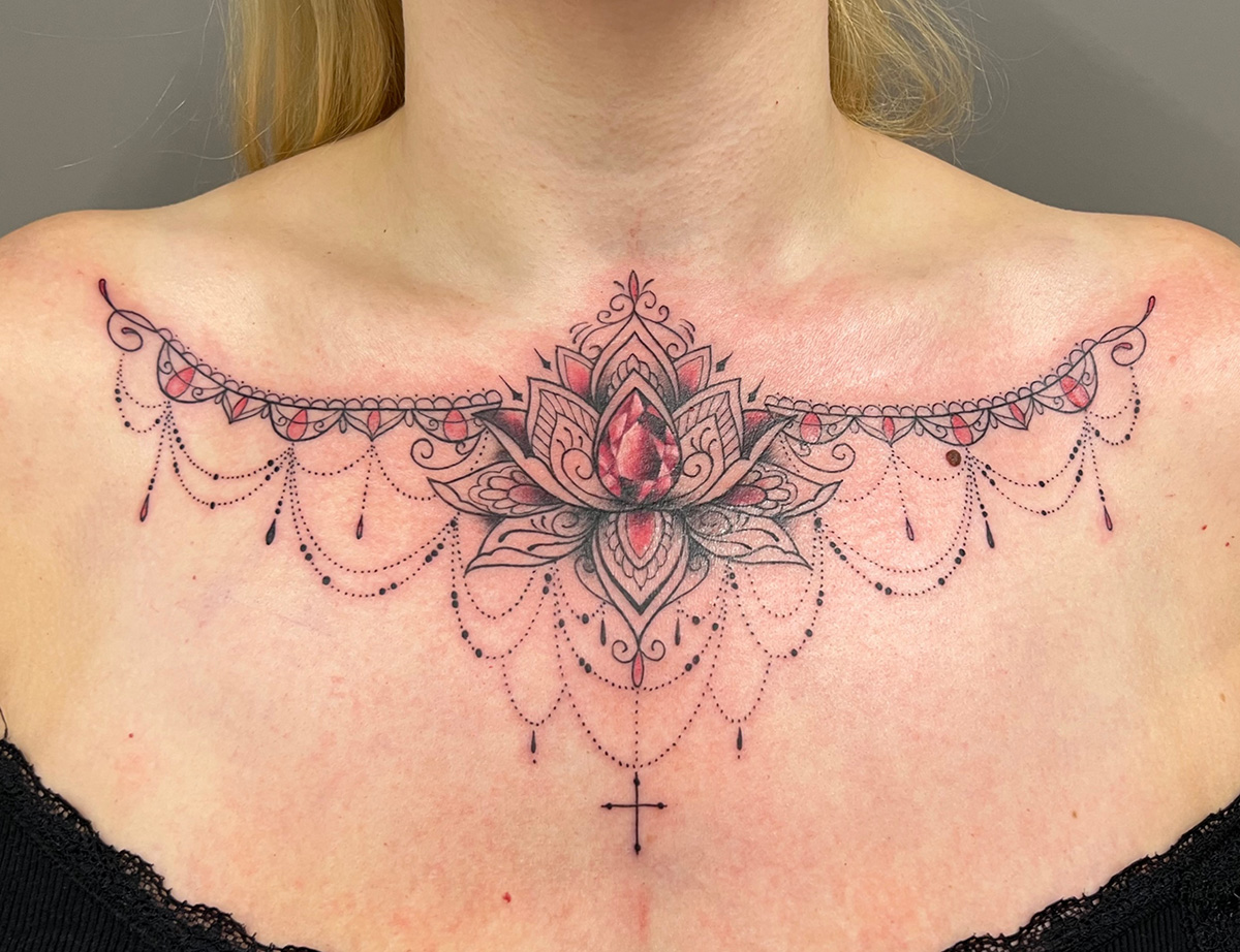 Ein Mandala-Tattoo über den gesamte Ausschnitt tätowiert
