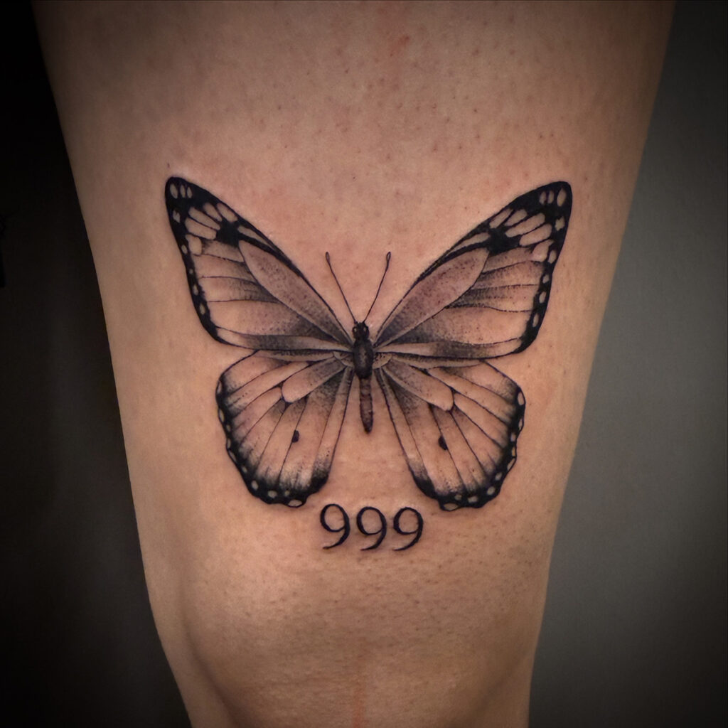 Schmetterlings-Tattoo auf dem Oberschenkel