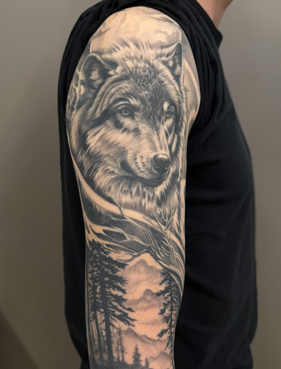 Ein Wolfstattoo auf einem Oberarm