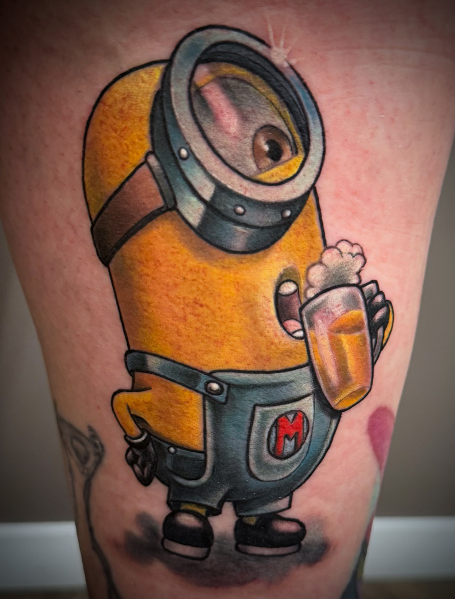 Biertrinkender Minion als Tatto auf dem Bein