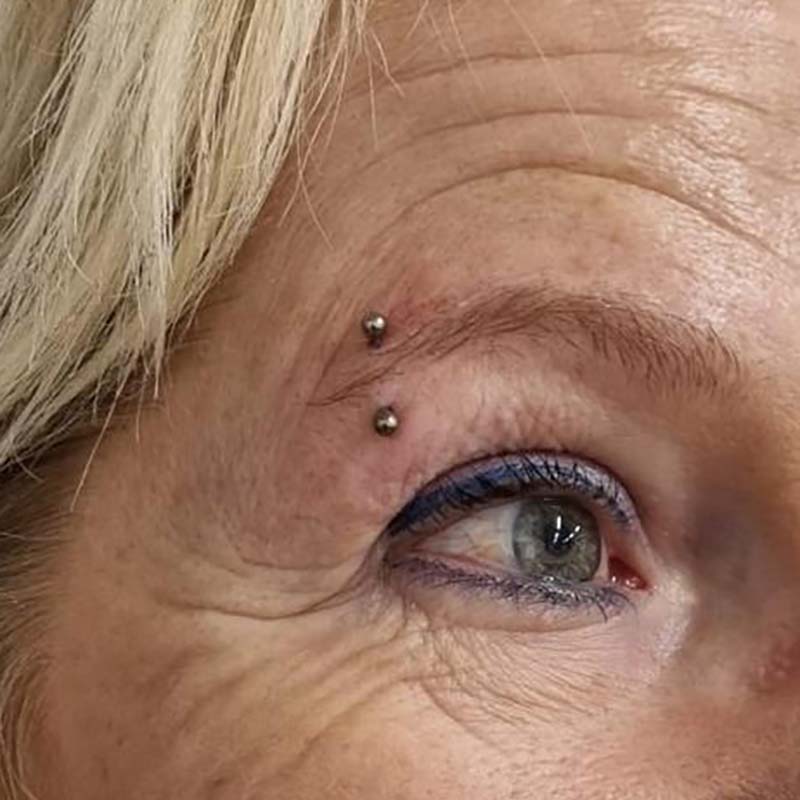 Ein Augenbrauenpiercing