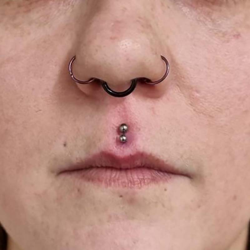 Piercings in der Nase und der Oberlippe